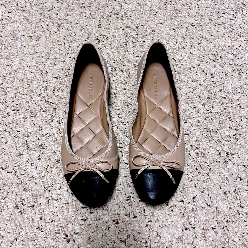 AEROSOLES Women's Two-Tone Tan & Black Flats